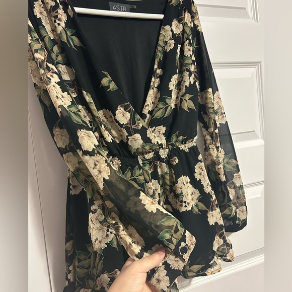 Astr the Label Floral Shorts Romper - Picture 3 of 6